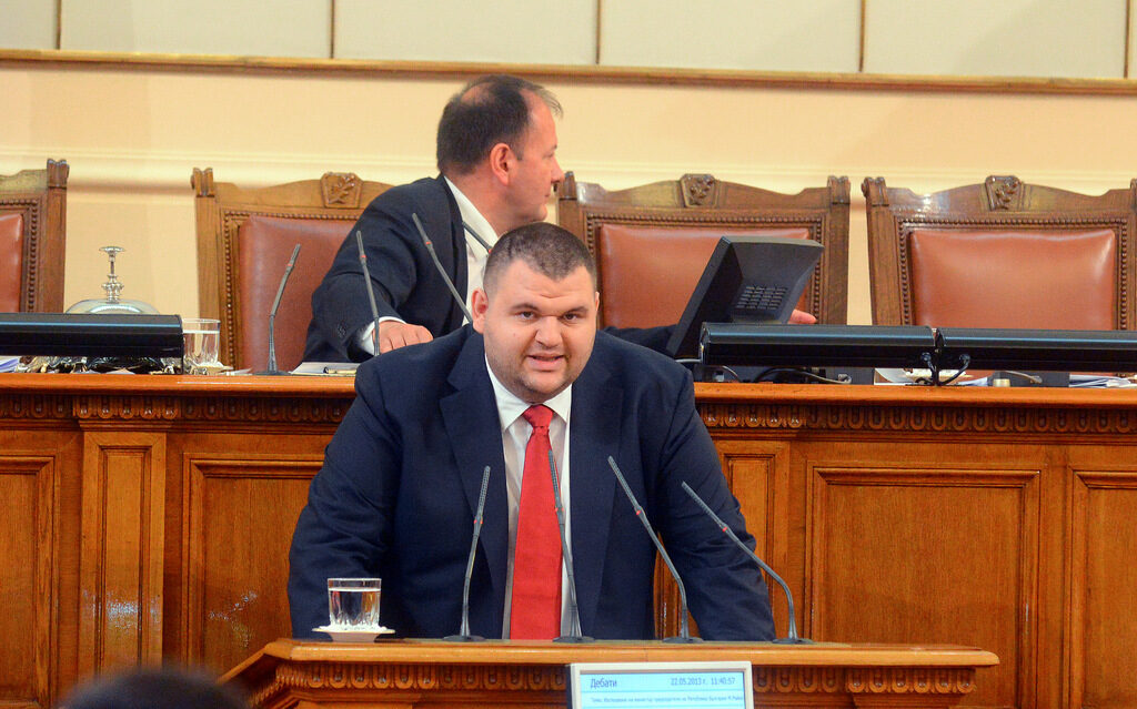 След като депутатите отмениха избора на Пеевски, от ДПС съобщиха, че той няма да идва в Народното събрание и няма да получава заплата като депутат до произнасянето на Конституционния съд.