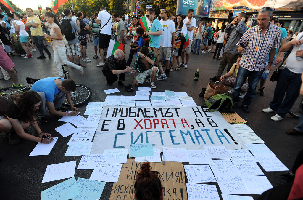 Кадър от асамблеята на Орлов мост от шестата вечер на протеста.
