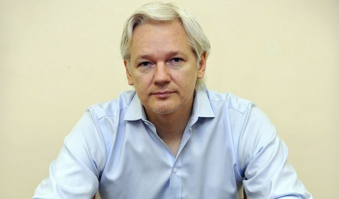 Джулиан Асандж от една година живее в еквадорското посолство в Лондон, тъй като се страхува от екстрадиция в САЩ