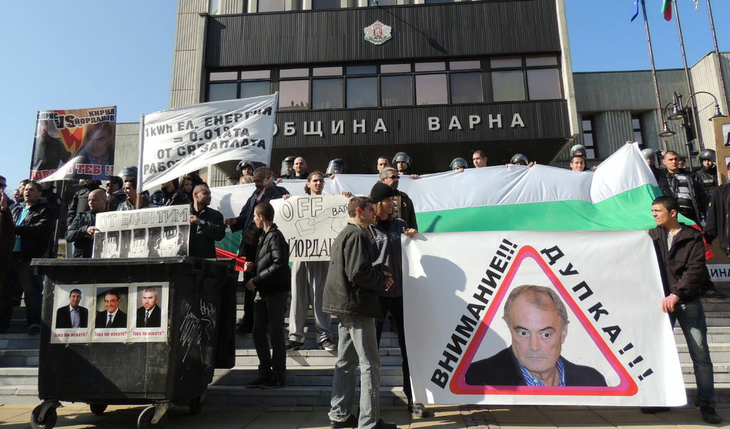 С многохилядните си демонстрации в началото на тази година гражданите на Варна свалиха кмета Кирил Йорданов. Сега статуквото, което го задържа на власт в продължение на 14 години е на път да се самовъзпроизведе отново в частичните местни избори на 30 юни. С многохилядните си демонстрации в началото на тази година гражданите на Варна свалиха кмета Кирил Йорданов. Сега статуквото, което го задържа на власт в продължение на 14 години е на път да се самовъзпроизведе отново в частичните местни избори на 30 юни.