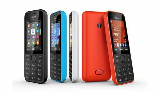 Единствената визуална разлика между Nokia 207 и 208 e обективът на гърба на втория модел.