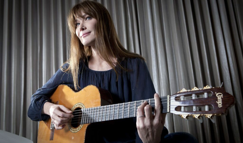 Карла Бруни позира по време на представянето на най-новия й албум Little French Songs в Ню Йорк на 25 юни, когато заяви, че политическият живот не й липсва Карла Бруни позира по време на представянето на най-новия й албум Little French Songs в Ню Йорк на 25 юни, когато заяви, че политическият живот не й липсва