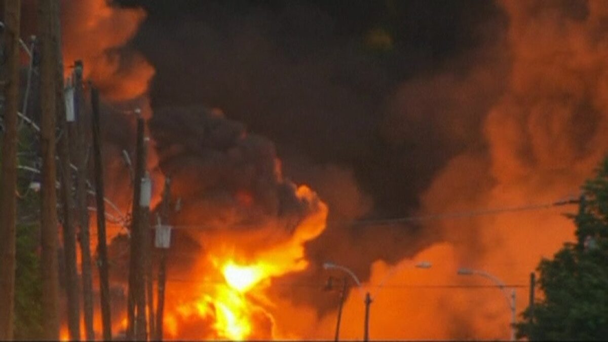 2013-07-06T151635Z_1_LOVE96516FM69_RTRMADP_BASEIMAGE-960X540_CANADA-TRAIN-FIRE-ROUGH-CUT-O.JPG