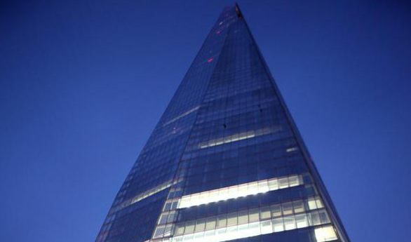 Активистки изкачват небостъргача Shard в името на Арктика