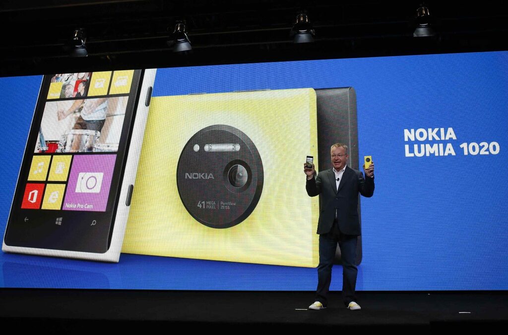 Изпълнителният директор на Nokia Стивън Елоп представи новият флагмански смартфон Lumia 1020.