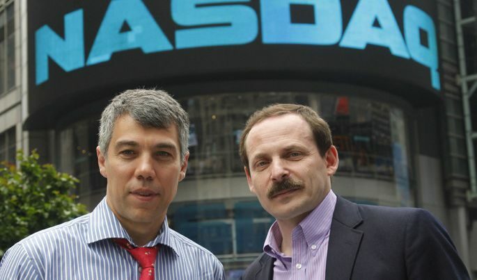 Сегалович (вляво) и Волож при премиерата на компанията им на борсата Nasdaq през май 2011 г.