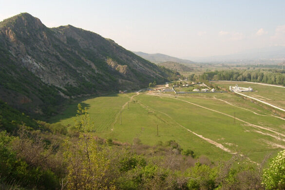 Беласица. Снимката е от сайта на <a href="http://www.petrich.egov.bg/wps/portal/petrich-municipality/welcome/!ut/p/c5/hY3LDoIwEEW_hQ8wM00T2i4r8igGiKhI2ZBqSEPCw4Ux8e-FHSES5y7PvXOggimDebfWvNpxMB2UULk1P8ZKKEExu-Q-qoQnMiARwZxNXC84BvEBlSxCiuSqGCV_1rfZt2iERcqnhud5fhpTkZEVX31w2Yr_8M8cN04ipNHYN3C-W9BQsS1TKBjorrHm8YFnX2KrdvuTdJwvbXzJGw!!/dl3/d3/L2dJQSEvUUt3QS9ZQnZ3LzZfOEtKSTlJOTMwT1RSRTBJTThNQUYxSDEwQTE!/" target="_blank">община Петрич. </a><br />