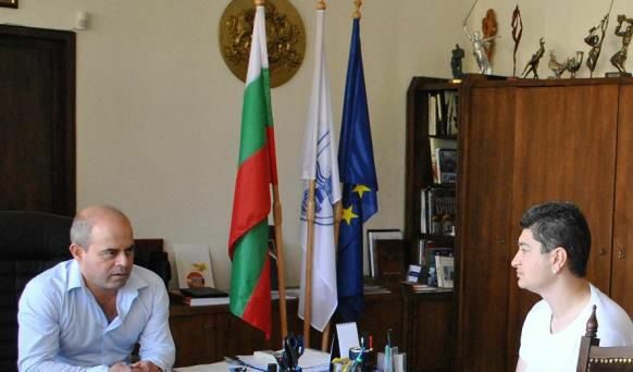 Кметът на Русе Пламен Стоилов се срещна с бащата на четиризнаците <br />
<br /> Кметът на Русе Пламен Стоилов се срещна с бащата на четиризнаците <br />
<br />