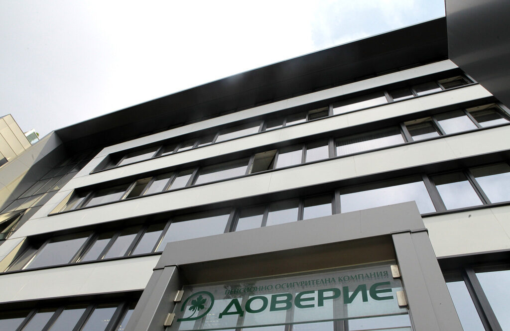 "Дер Щандарт": Продажбата на "Доверие" е чувствителна тема в България