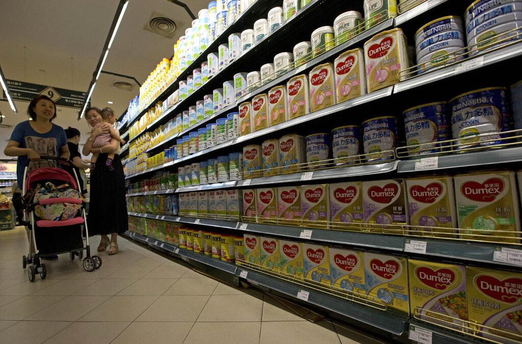 Китайските родители започнаха масово да купуват вносни млека на прах през 2008 г., когато местно произведени бебешки млека, заразени с меламин, разболяха близо 300 000 и убиха шест деца