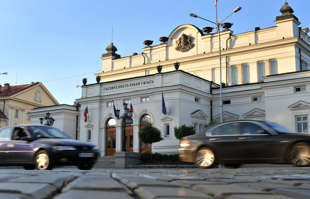 Парламентът ще изслуша тази седмица отчета на кабинета за 100-те дни и ще гласува програмата му