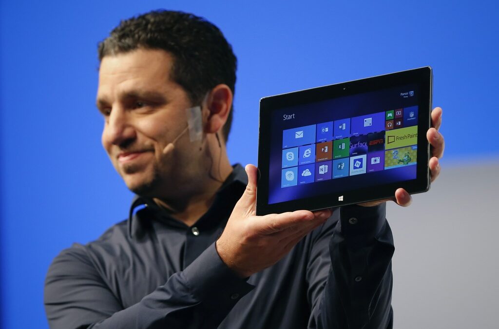 Панос Панай, вицепрезидент на Microsoft, представя новия Surface Pro 2.