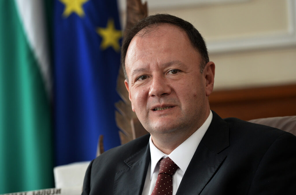 Михаил Миков