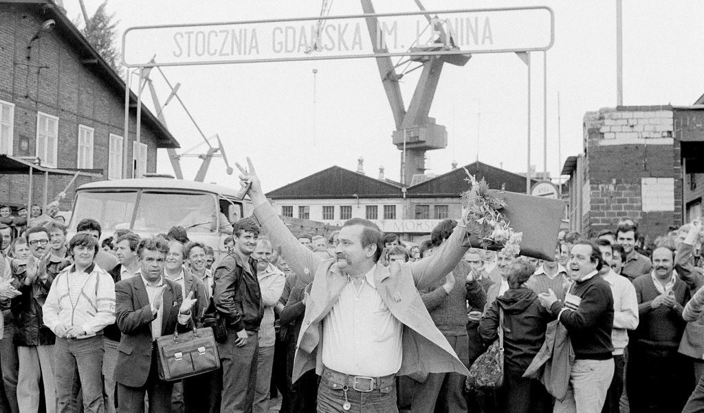 Лех Валенса пред входа на корабостроителницата в Гданск през юни 1983г. Дни наред ръководството не го пуска от работа, за да се види с папа Йоан Павел Втори, който преди това от 1978г. е ръководил полската католическа църква като кардинал Карол Войтила. Лех Валенса пред входа на корабостроителницата в Гданск през юни 1983г. Дни наред ръководството не го пуска от работа, за да се види с папа Йоан Павел Втори, който преди това от 1978г. е ръководил полската католическа църква като кардинал Карол Войтила.