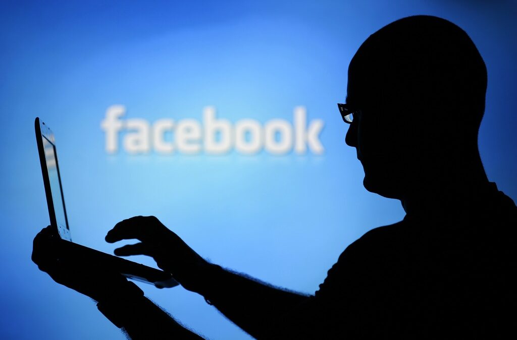Жените във Facebook се интересуват най-вече от пазаруване, а мъжете от спорт Жените във Facebook се интересуват най-вече от пазаруване, а мъжете от спорт