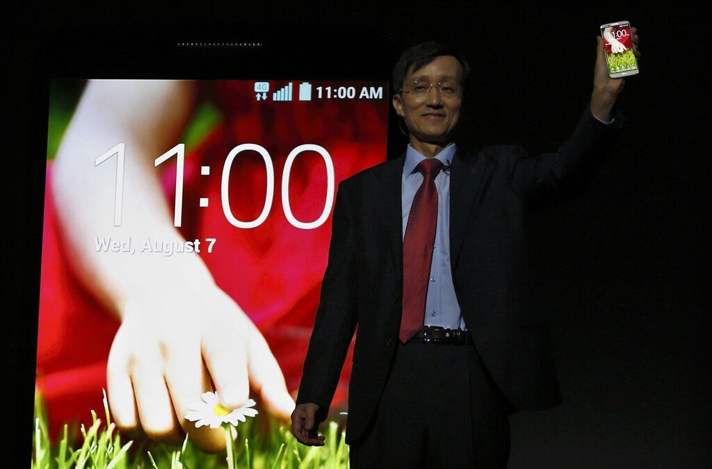 LG G2 беше представен през август т.г. и ще се превърне в предшественик на Nexus 5, който обаче ще използва стандартен Android без допълнения от производителя.