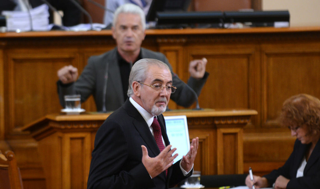 Лютви Местан (на преден план) на фона на изказване на Волен Сидеров в парламента.