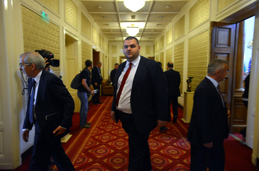 Делян Пеевски в кулоарите на парламента