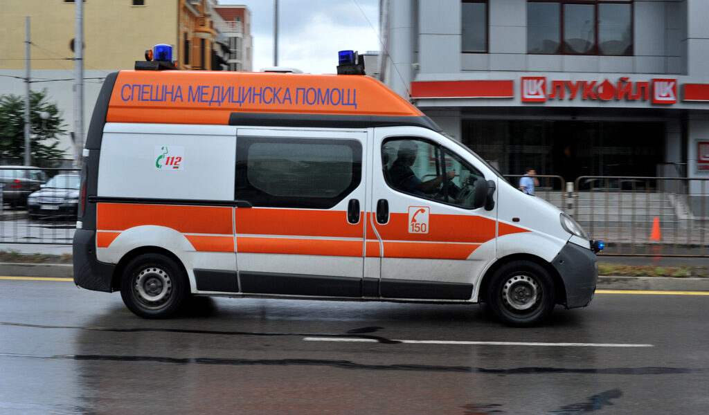 Двама работници са загинали при свличане на земна маса в Мездра