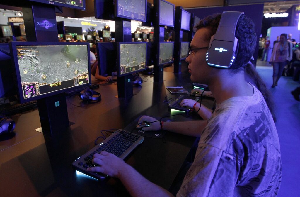 Starcraft е сред най-популярните видеоигри и с нея често се провеждат турнири. Starcraft е сред най-популярните видеоигри и с нея често се провеждат турнири.