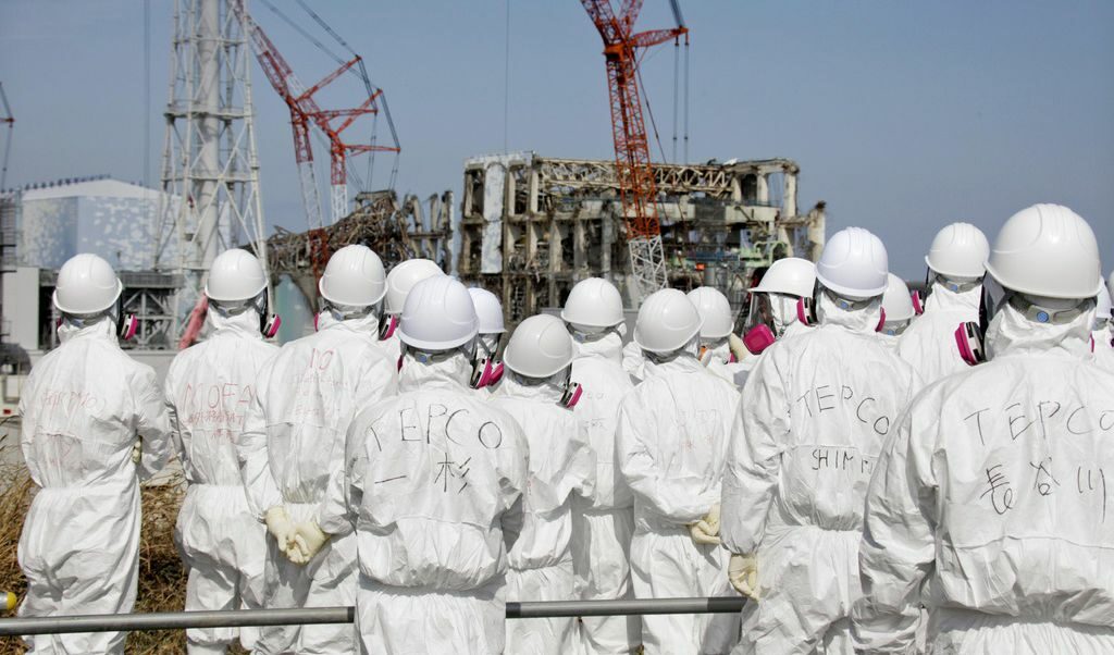 Reuters припомня, че след земетресението и цунами през 2011 г. доверието в сигурността на ядрената енергетика намаля.