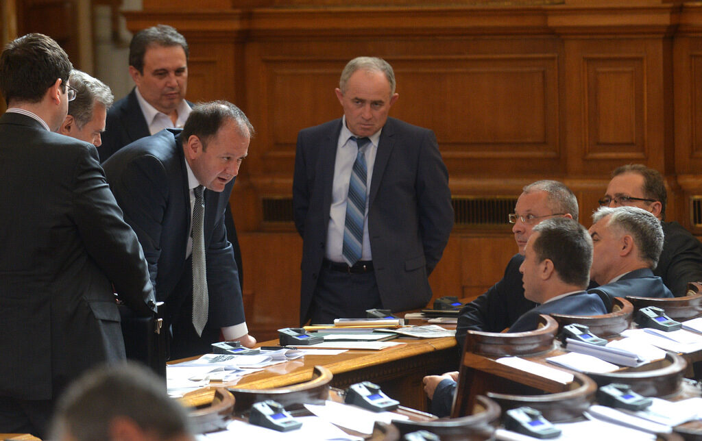 Председателят на парламента Михаил Миков (в средата приведен напред) обсъжда нещо с групата на левицата в пленарна зала