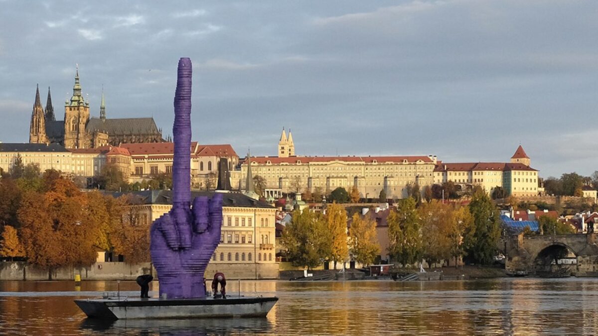 Инсталацията на чешкия артист Давид Черни