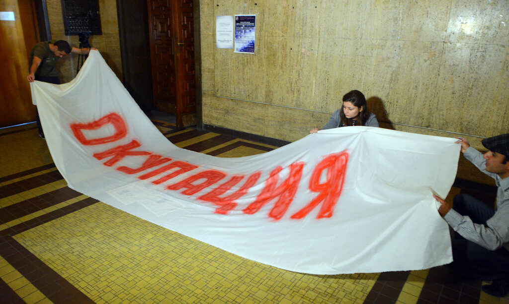 Студенти, които окупираха отново: Длъжни сме да подновим протестите (видео)