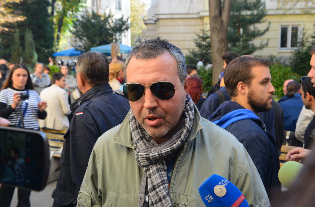 Христо Мутафчиев в двора на окупирания ректорат на Софийския университет