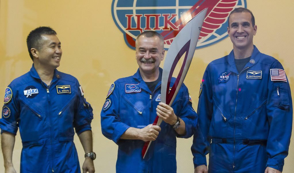 Олимпийският факел днес потегля за открития Космос