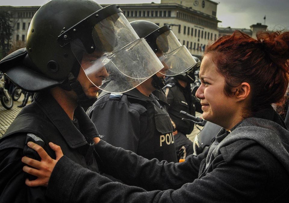 Кадърът с Деси Николова и полицая