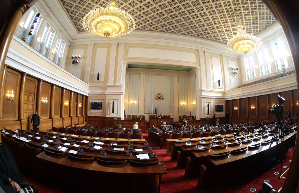В отсъствието на Пеевски парламентът прие първия му законопроект