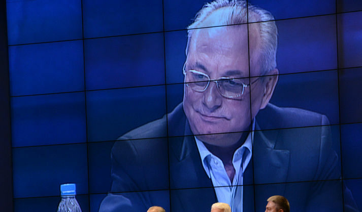 Ахмед Доган по време на продължението на конференцията на ДПС, след като Октай Енимехмедов насочи пистолет към главата му. Оттогава, според експертизата, Доган е в тежка депресия.