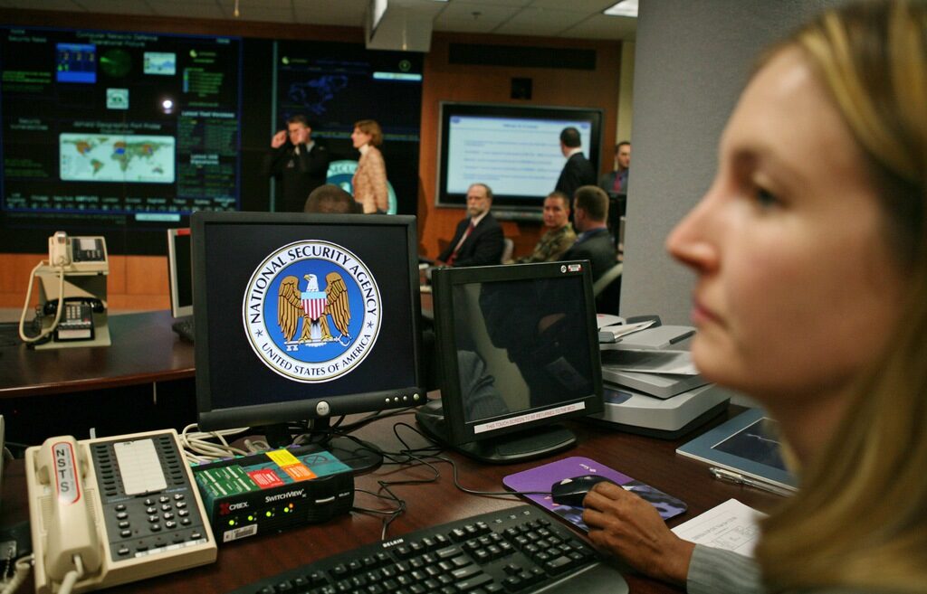 Водещи световни автори за шпионажа на NSA: Следенето на лични данни е кражба Водещи световни автори за шпионажа на NSA: Следенето на лични данни е кражба