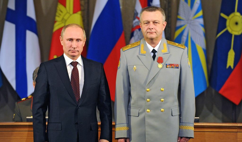 Владимир Путин току-що е връчил медал на командира на руските войски за въздушно-космическа отбрана Александр Головко