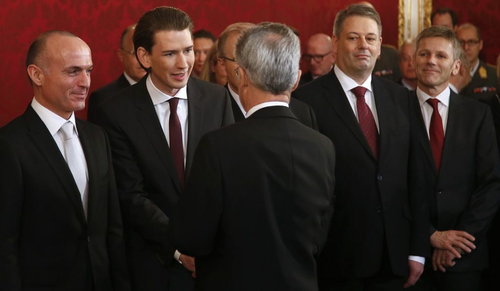 Президентът на Австрия Хайнц Фишер (в гръб) поздравява новия външен министър Себастиан Курц пред погледите на министъра на отбраната Гералд Клуг (вляво), на правосъдието Волфганг Брандщетер (почти не се вижда), на земеделието Андре Рупрехтер и на медиите Йозеф Остермайер