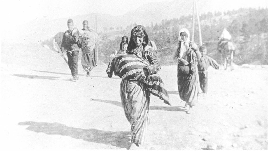 Турция настоява, че през 1915г. не е имало геноцид срещу арменците в Османската империя, а много жертви на етнически сблъсъци. Турция настоява, че през 1915г. не е имало геноцид срещу арменците в Османската империя, а много жертви на етнически сблъсъци.