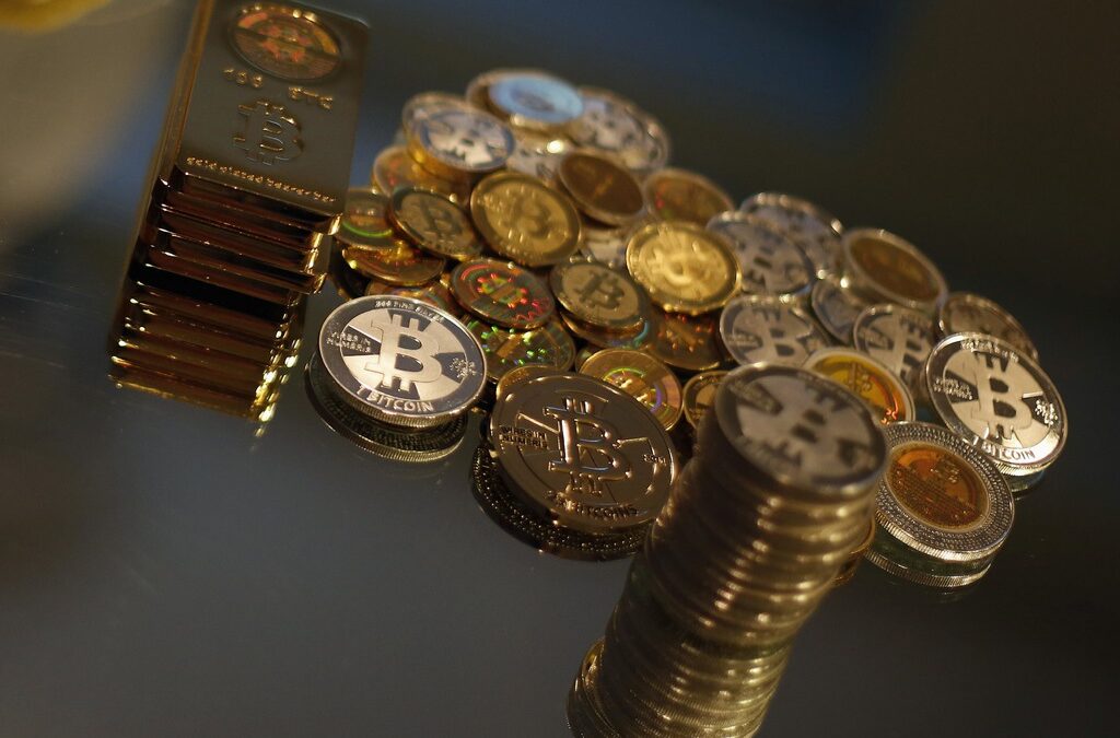 Цените на Bitcoin паднаха наполовина след като най-голямата виртуална борса в Китай спря приемането на нови депозити