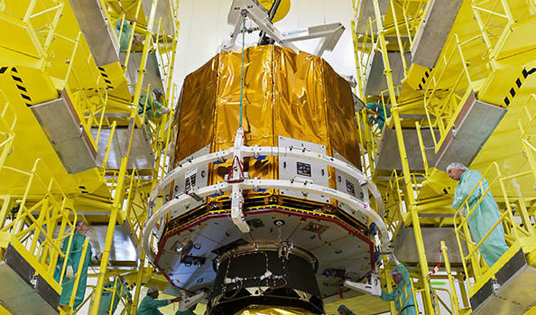 Сателитът Gaia в момента на натоварването му на ракетата "Съюз".