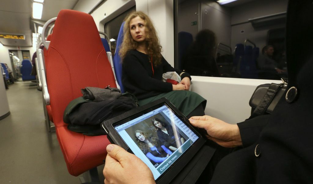 Мария Альохина във влак на път за Москва след освобождаването й в рамките на федерална амнистия, обващаща около 25 000 души. Мария Альохина във влак на път за Москва след освобождаването й в рамките на федерална амнистия, обващаща около 25 000 души.