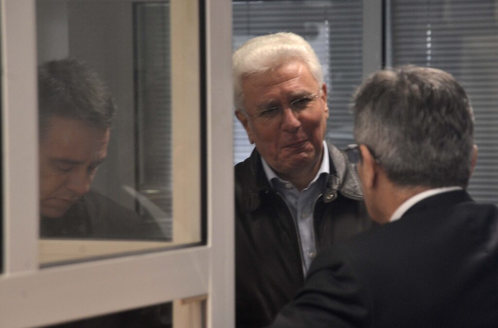 Христо Бисеров след <a href="http://www.dnevnik.bg/bulgaria/2013/11/15/2182858_biserov_izleze_bezmulven_ot_sledstvieto_sled_nad_dva/" target="_blank">продължилия малко над два часа разпит</a> в столичното следствие преди около месец и половина, когато му бяха предявени обвинения.<br /> Христо Бисеров след <a href="http://www.dnevnik.bg/bulgaria/2013/11/15/2182858_biserov_izleze_bezmulven_ot_sledstvieto_sled_nad_dva/" target="_blank">продължилия малко над два часа разпит</a> в столичното следствие преди около месец и половина, когато му бяха предявени обвинения.<br />