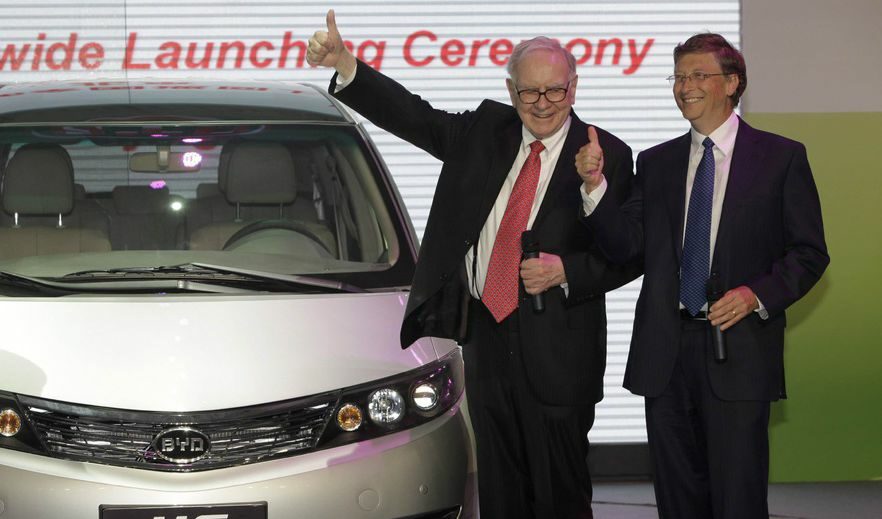 Акционерът в BYD Уорън Бъфет и основателят на "Майкрософт" Бил Гейтс на представяне на нов модел на китайския концерн през 2010 година в Пекин.