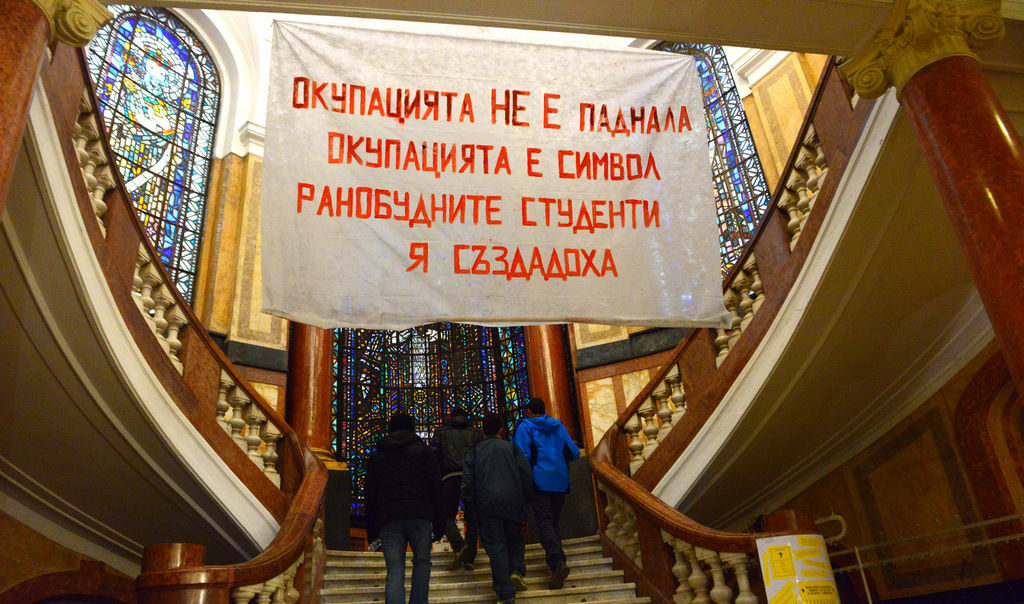 Студентите преустановиха окупацията на Аулата в Софийския университет. Студентите преустановиха окупацията на Аулата в Софийския университет.