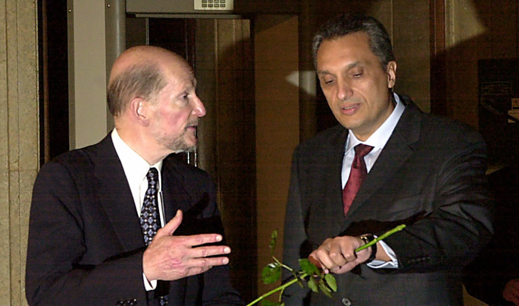През юли 2001 година Иван Костов предаде властта на новия премиер Симеон Сакскобурготски (вляво)<br />