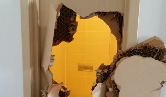 Резултатът от заключената врата в стаята на Джони Куин Резултатът от заключената врата в стаята на Джони Куин