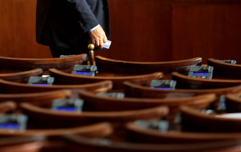 Парламентът ще заседава извънредно за разделянето на единното платежно и Изборния кодекс
