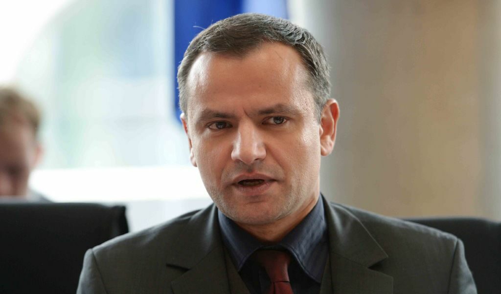 Срещу Себастиян Едати, вече бивш депутат от социалдемократите, се води разследване за притежание на детска порнография