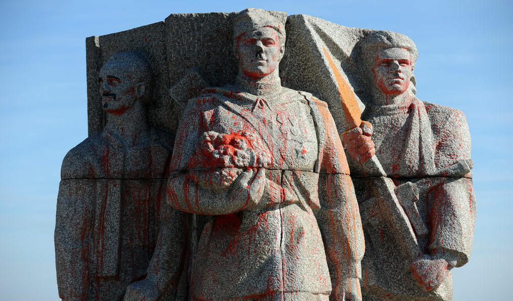 Просветното министерство: Дали обществото е готово децата да учат история на комунизма