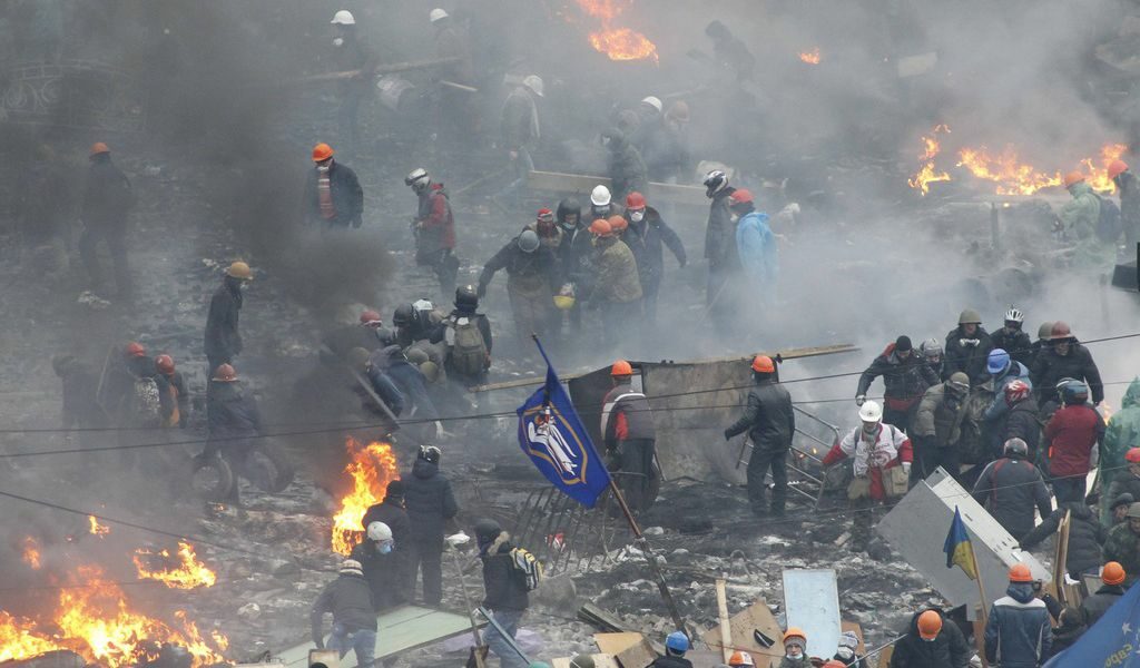 Протестиращите си върнаха Майдана в Киев след сблъсъци с полицията
