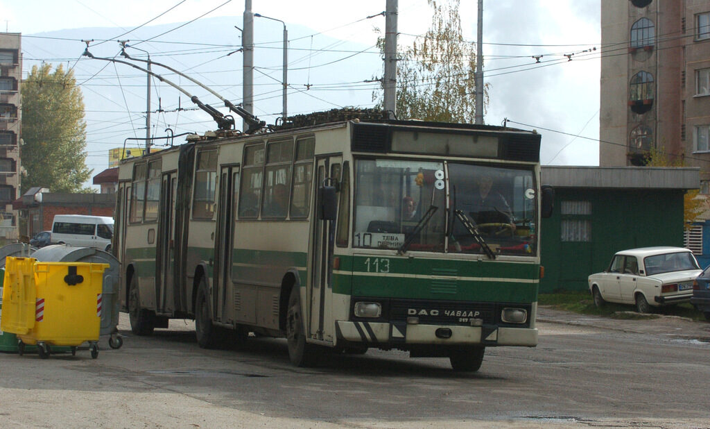 В дружеството работят 100 души.